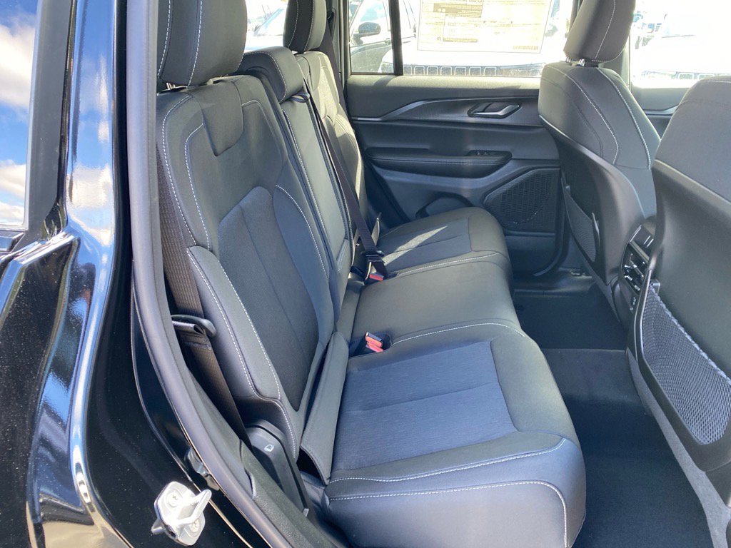 2025 Jeep Grand Cherokee Laredo photo 15