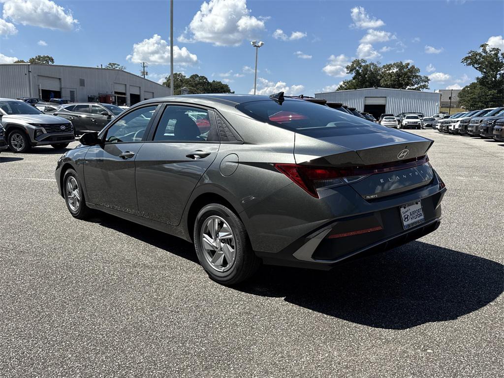 2025 Hyundai Elantra SE photo 4