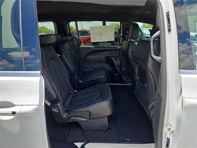 2025 Chrysler Pacifica photo 28