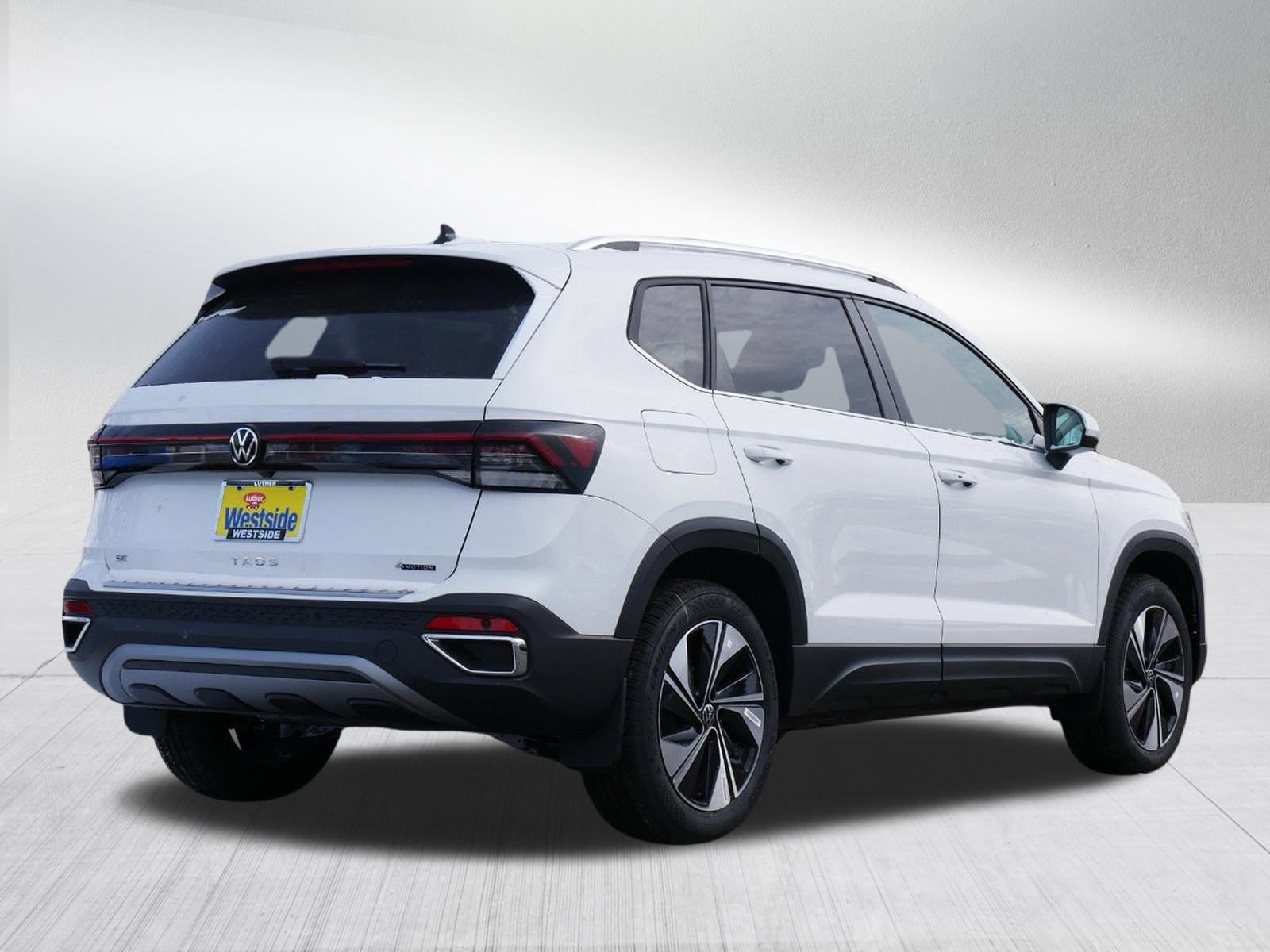 2025 Volkswagen Taos SE photo 3