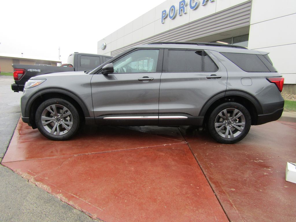 2025 Ford Explorer photo 2
