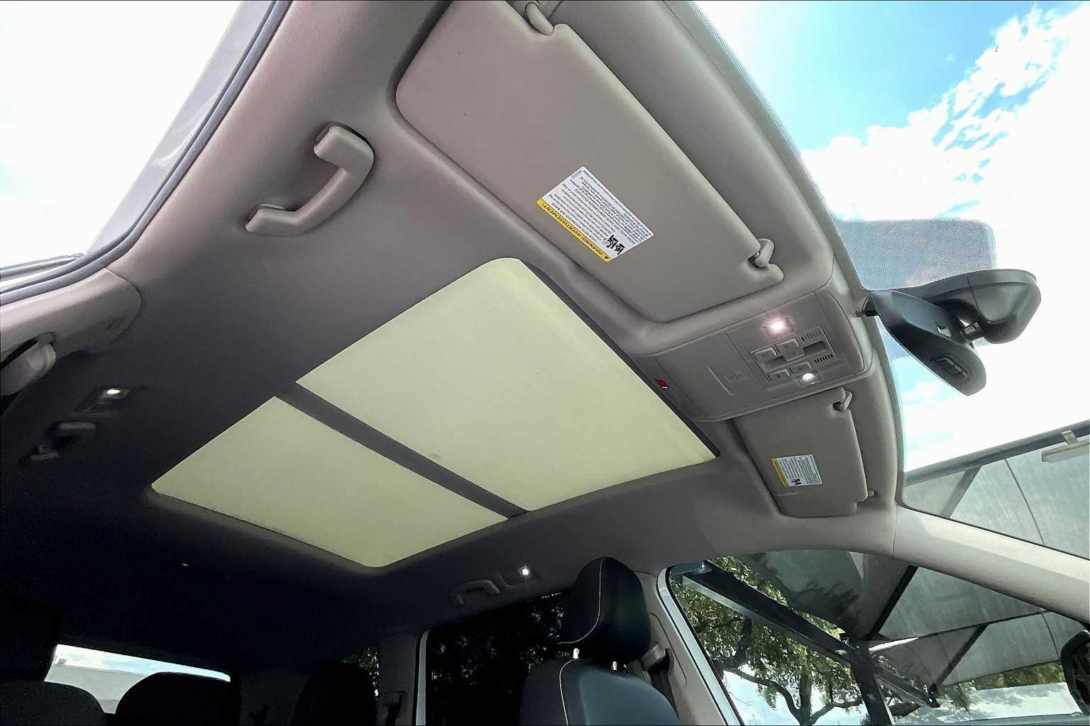 2021 Volkswagen Atlas SE Technology R-Line photo 12