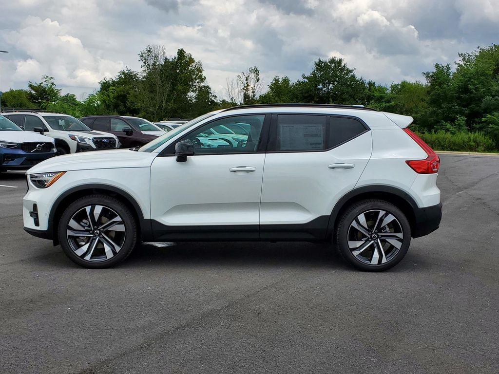 2026 Volvo XC40 photo 17
