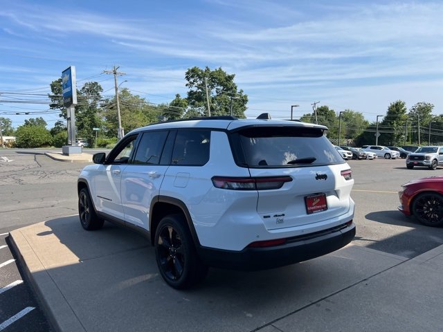 2022 Jeep Grand Cherokee Altitude photo 4