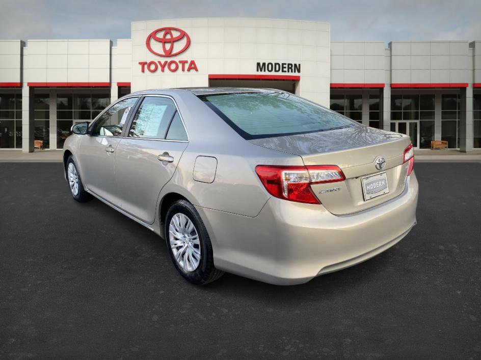 2014 Toyota Camry LE photo 3