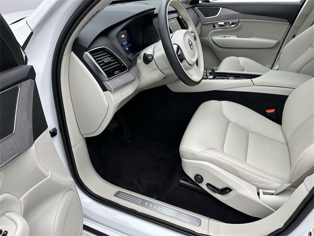 2025 Volvo XC90 B5 AWD Plus photo 3