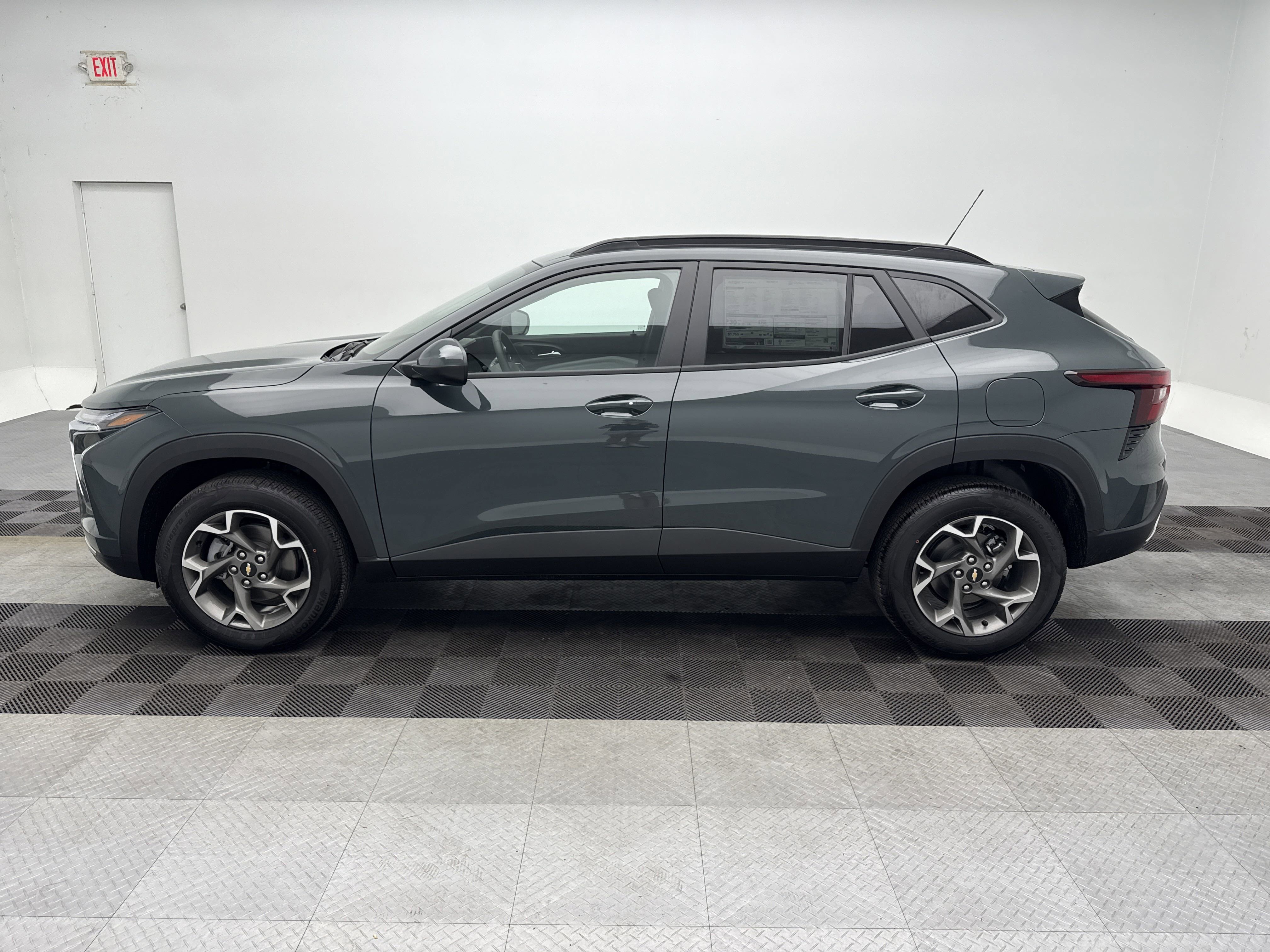 2025 Chevrolet Trax LT photo 4