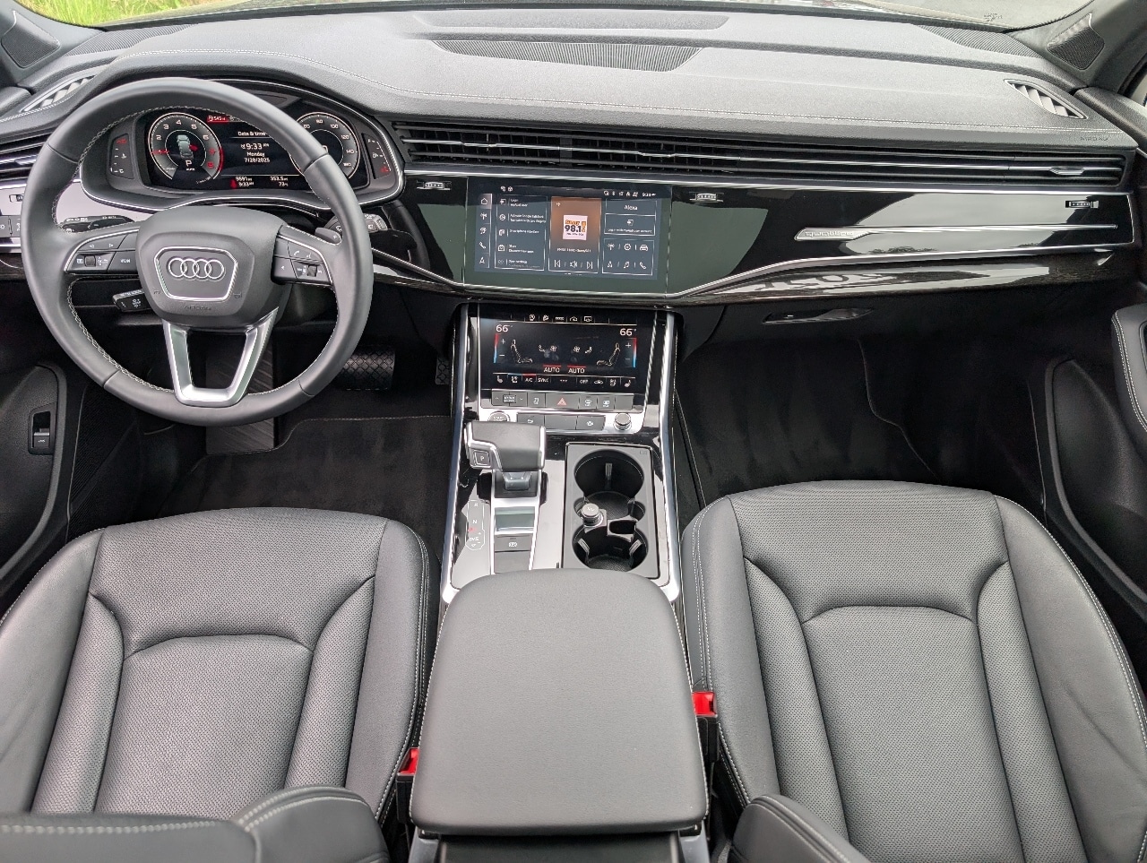2025 Audi Q7 45 Premium Plus photo 3