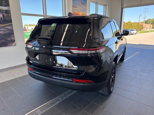 2025 Jeep Grand Cherokee Altitude photo 4