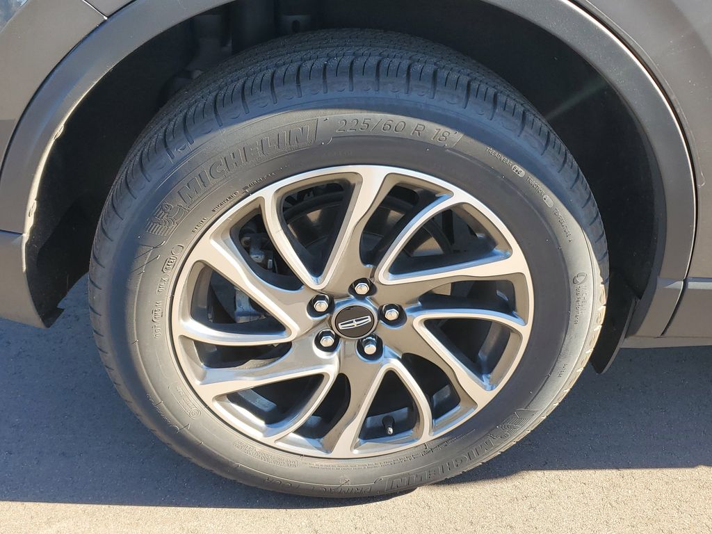 2021 Lincoln Corsair Standard photo 4
