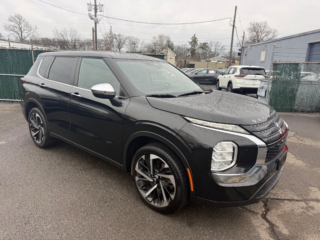 2022 Mitsubishi Outlander ES's photo