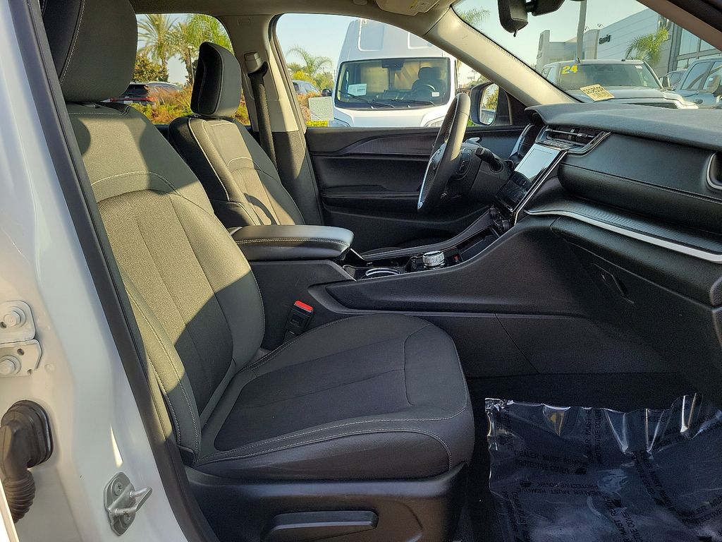 2023 Jeep Grand Cherokee Laredo photo 14