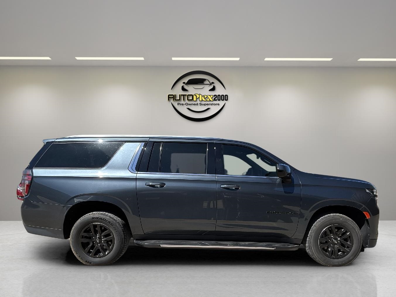 2021 Chevrolet Suburban LT photo 3