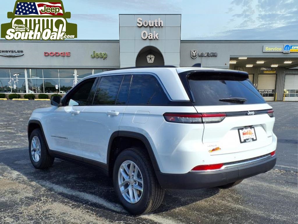 2025 Jeep Grand Cherokee Laredo Altitude photo 3