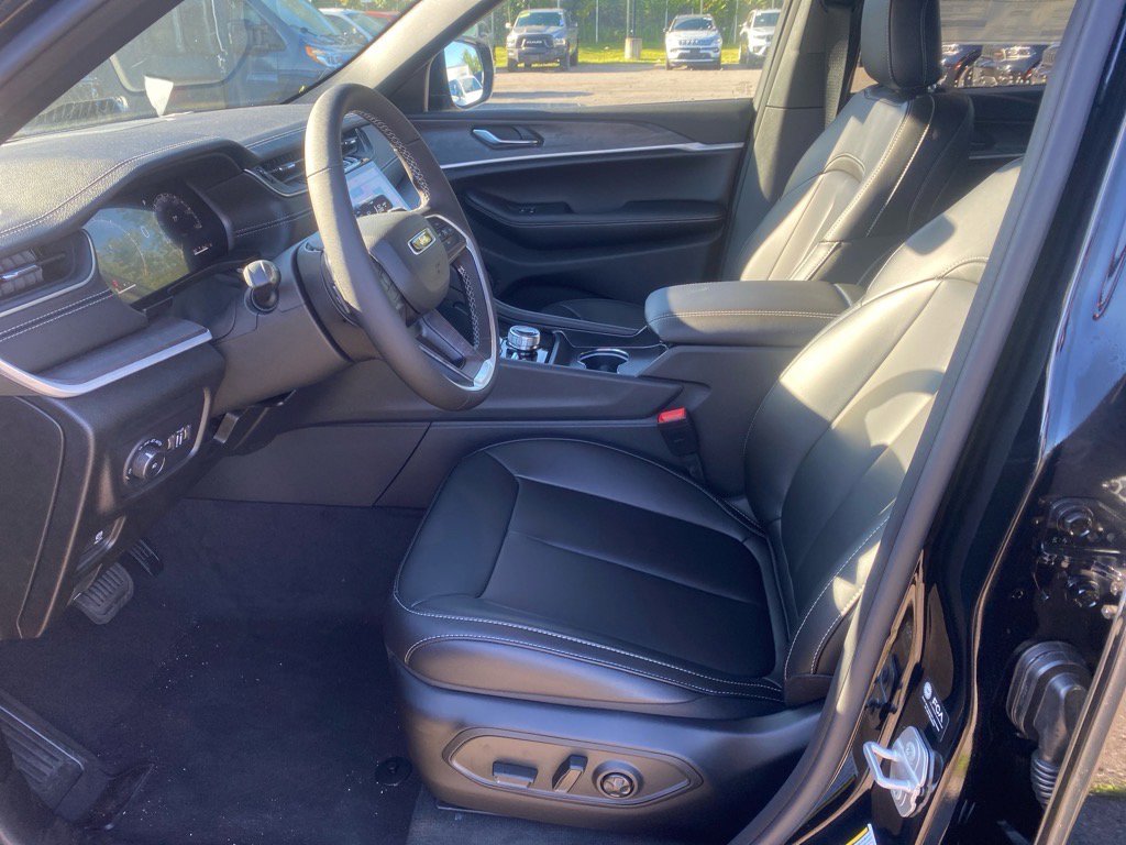 2025 Jeep Grand Cherokee Limited photo 3
