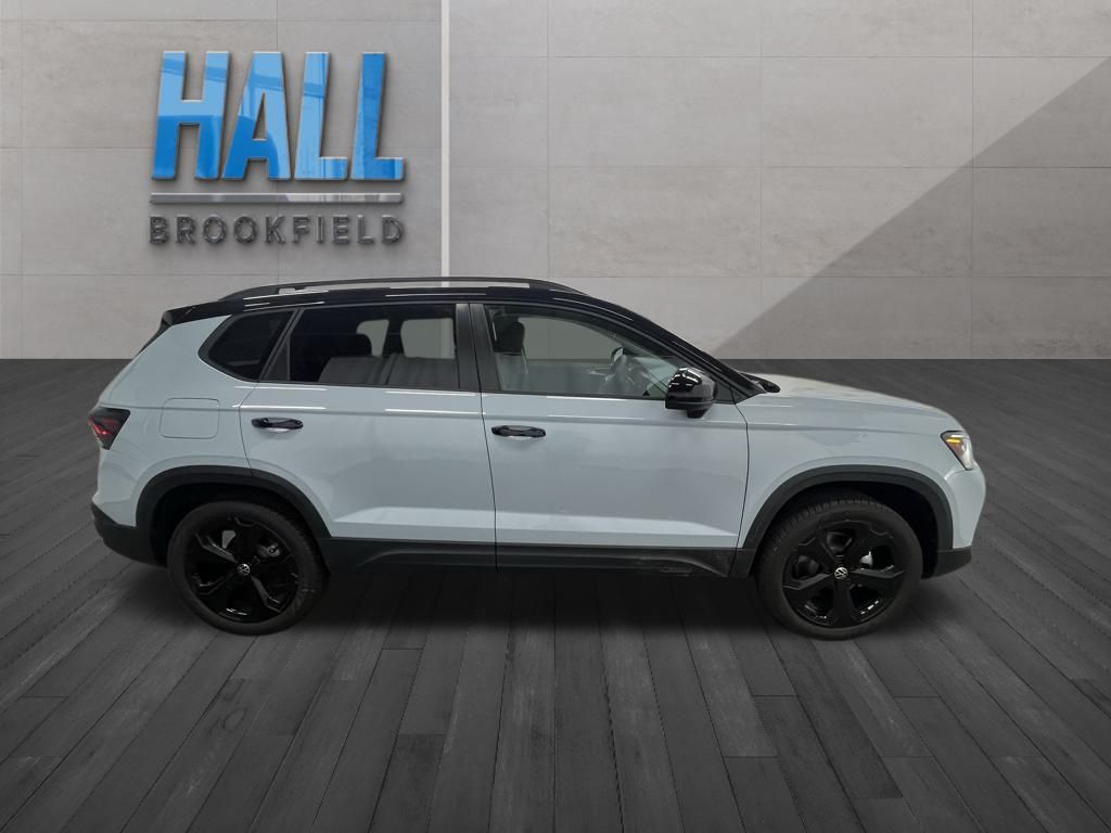 2025 Volkswagen Taos SE photo 6