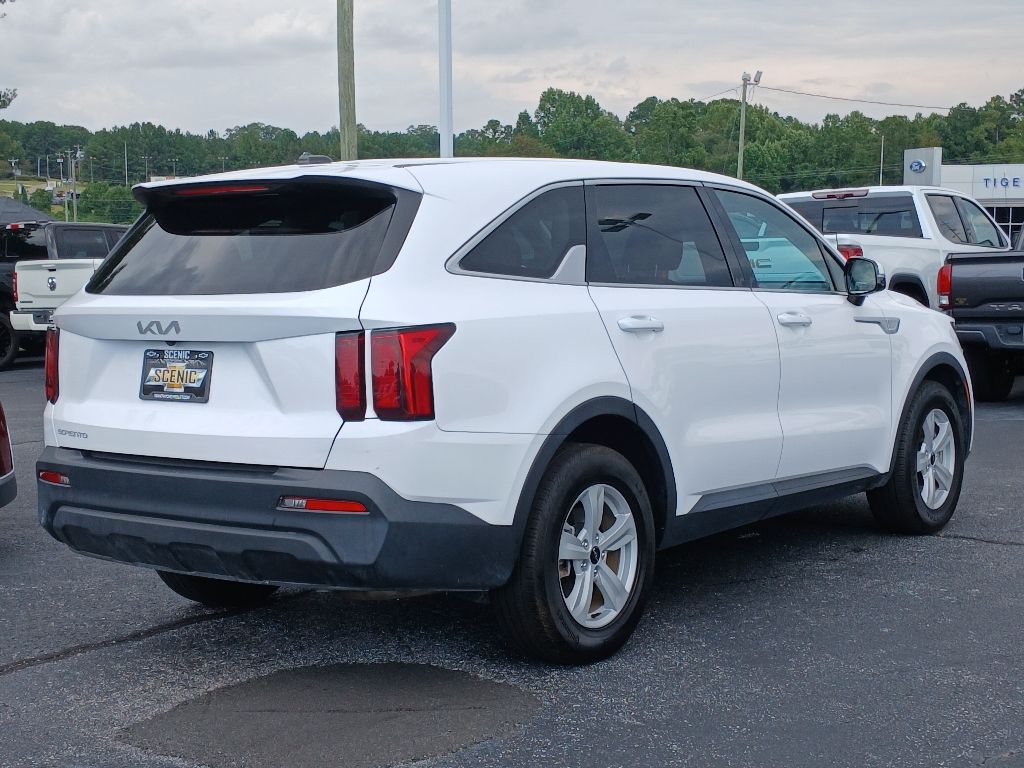2023 Kia Sorento LX photo 2