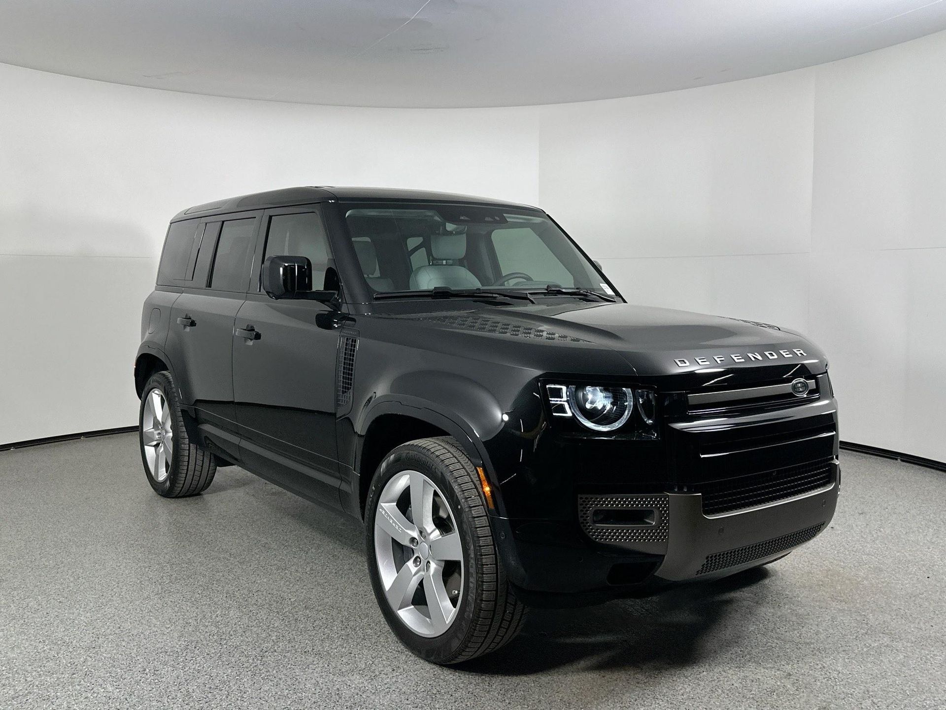 2025 Land Rover Defender 110 X-Dynamic SE photo 3