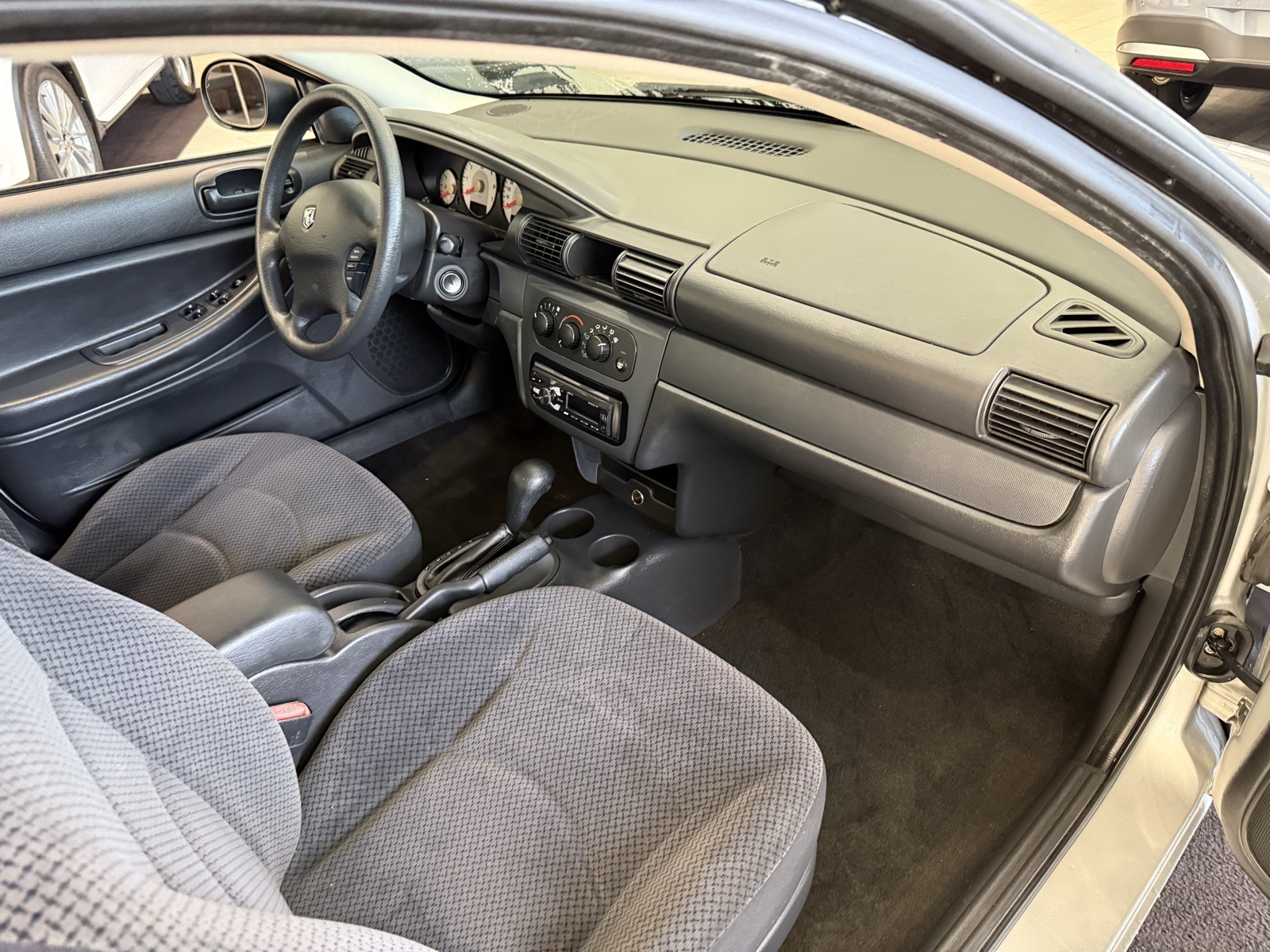 2005 Dodge Stratus SXT photo 6