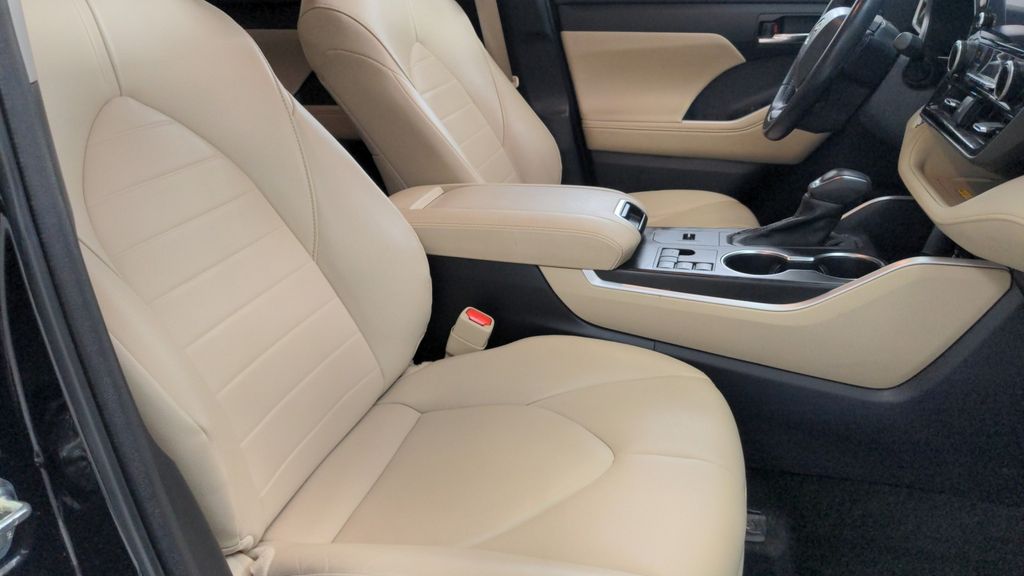 2023 Toyota Highlander L photo 9