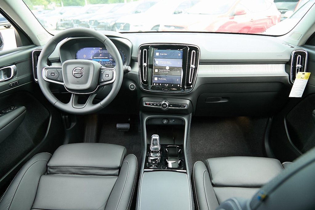 2025 VOLVO XC40 - Image 21