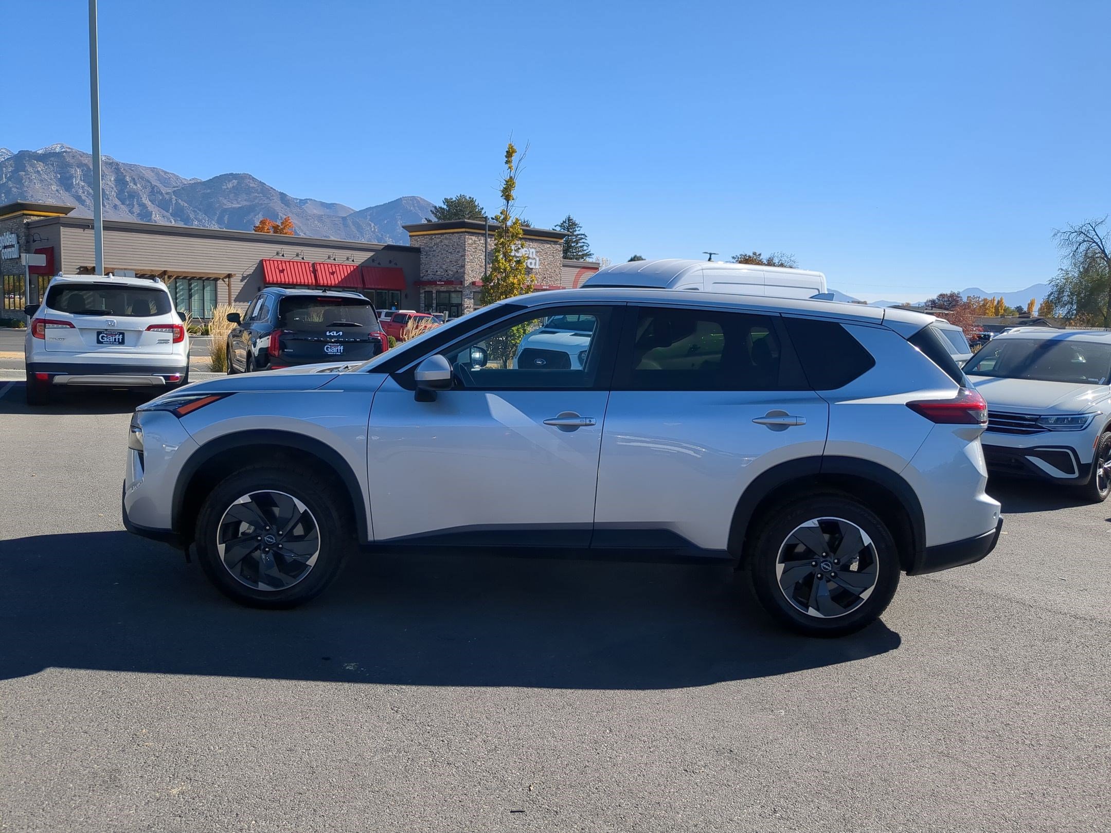 2024 Nissan Rogue SV photo 3