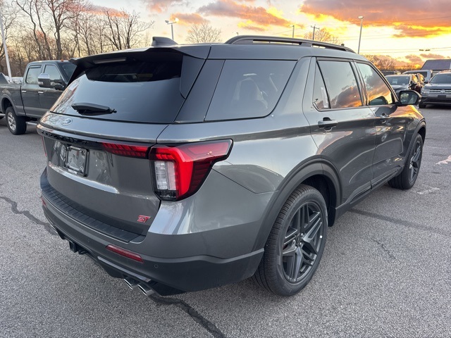 2025 Ford Explorer ST photo 3