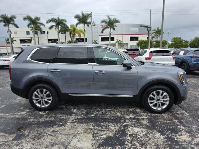 2024 Volvo XC40 Plus photo 3