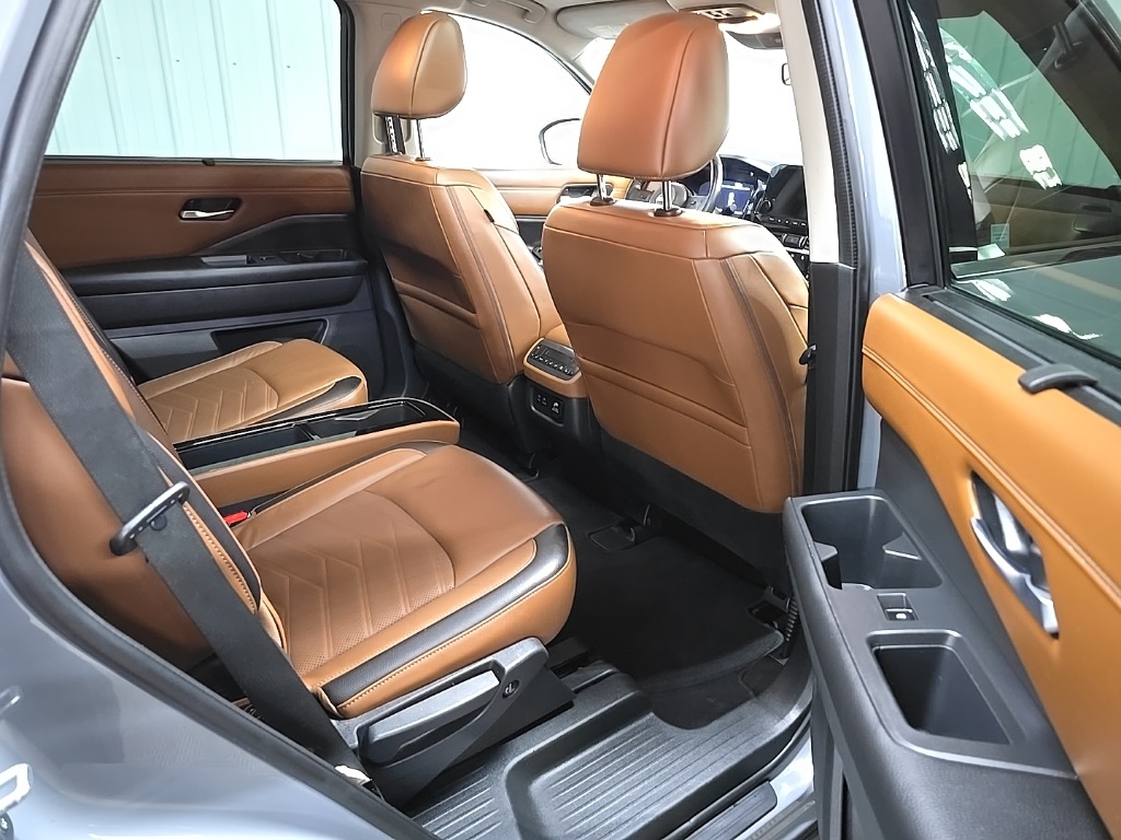 2023 Nissan Pathfinder Platinum photo 18