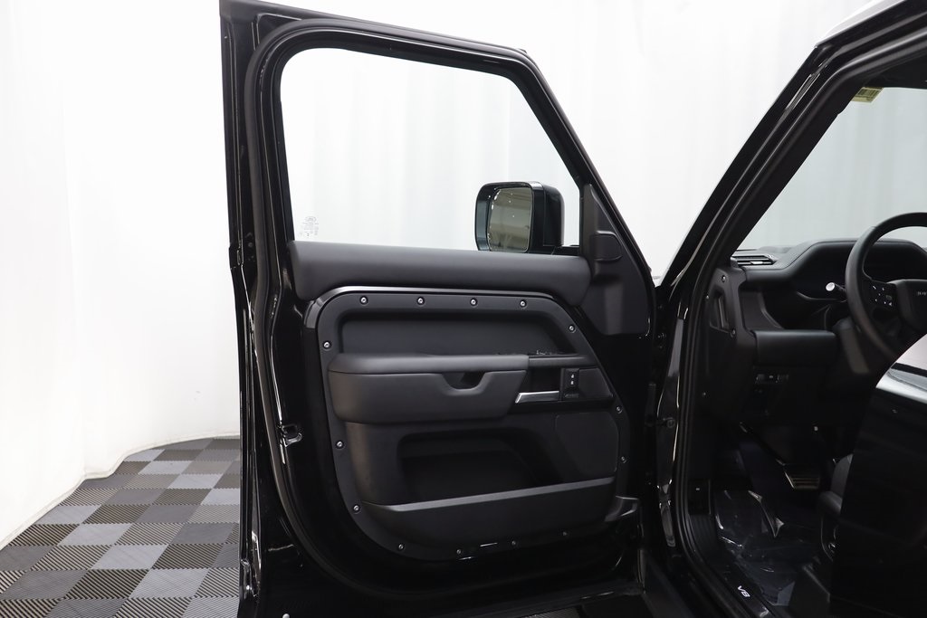 2025 Land Rover Defender 130 V8 photo 4
