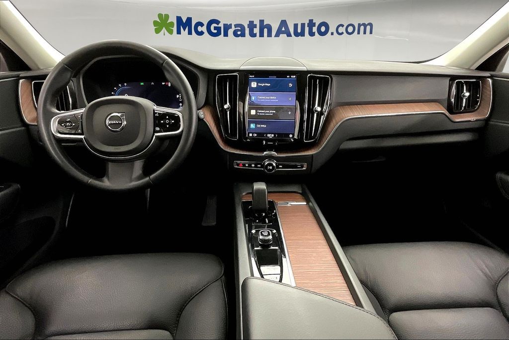 2023 Volvo XC60 B5 Plus photo 14