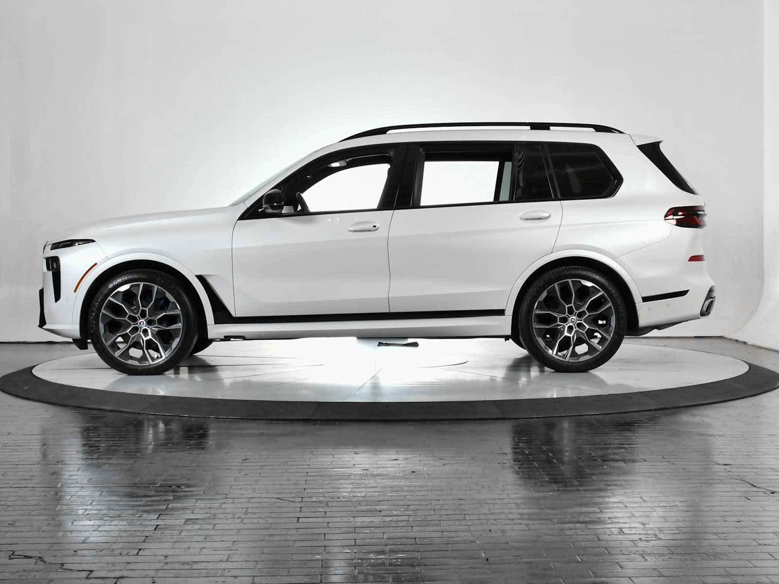 2023 Bmw X7 M60i photo 2