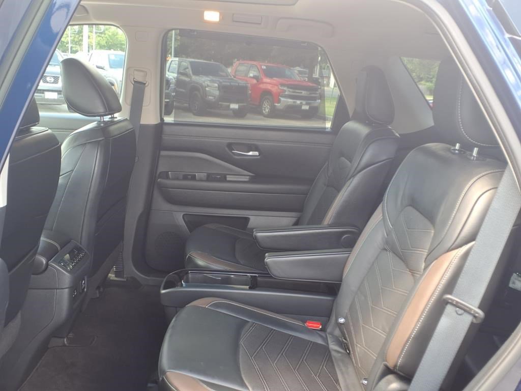 2022 Nissan Pathfinder Platinum photo 9