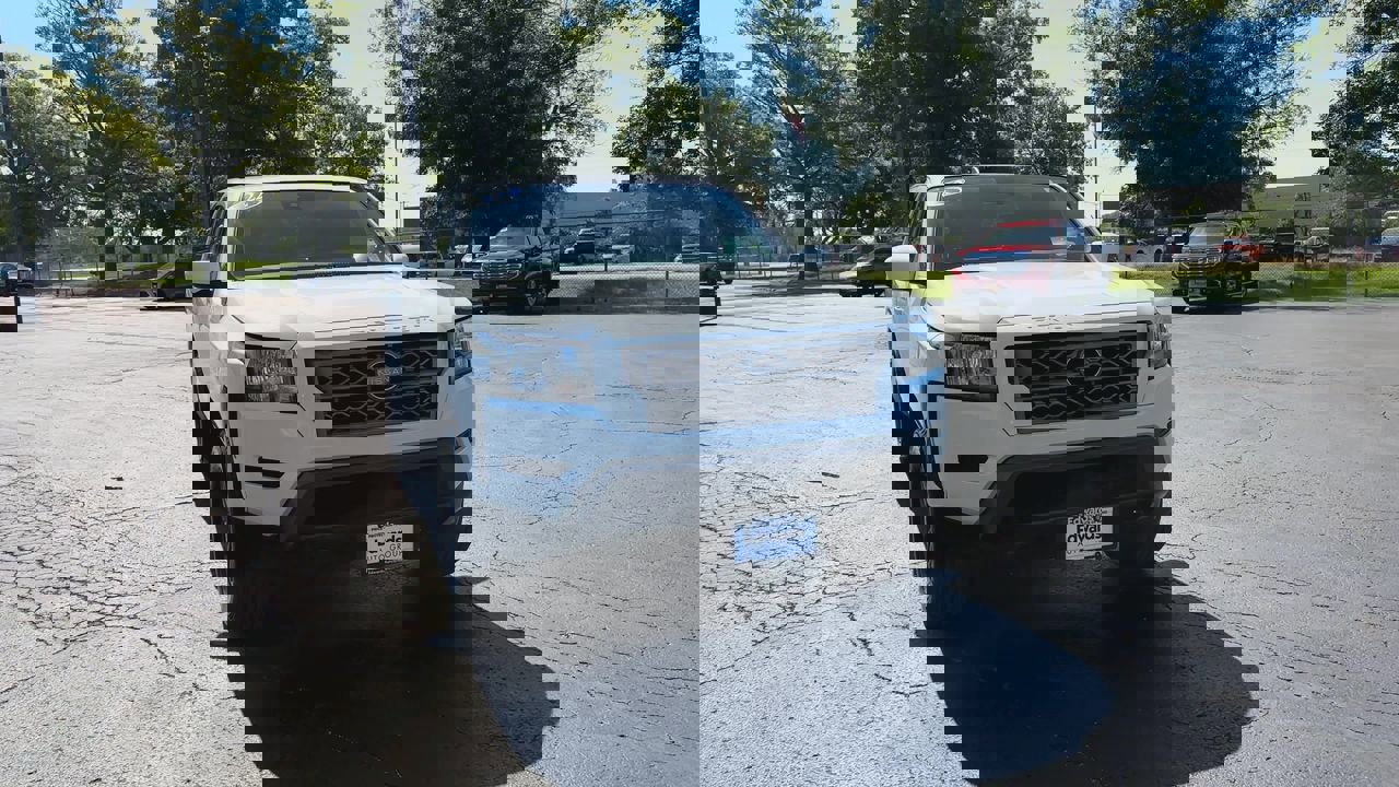 2022 Nissan Frontier SV photo 2
