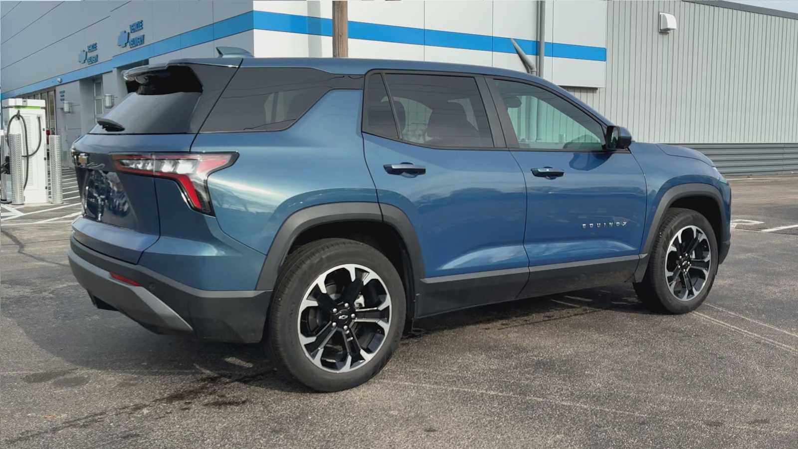 2025 Chevrolet Equinox LT photo 2