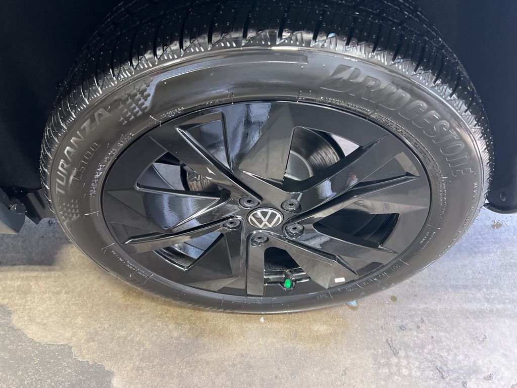 2025 Volkswagen Taos SE photo 26