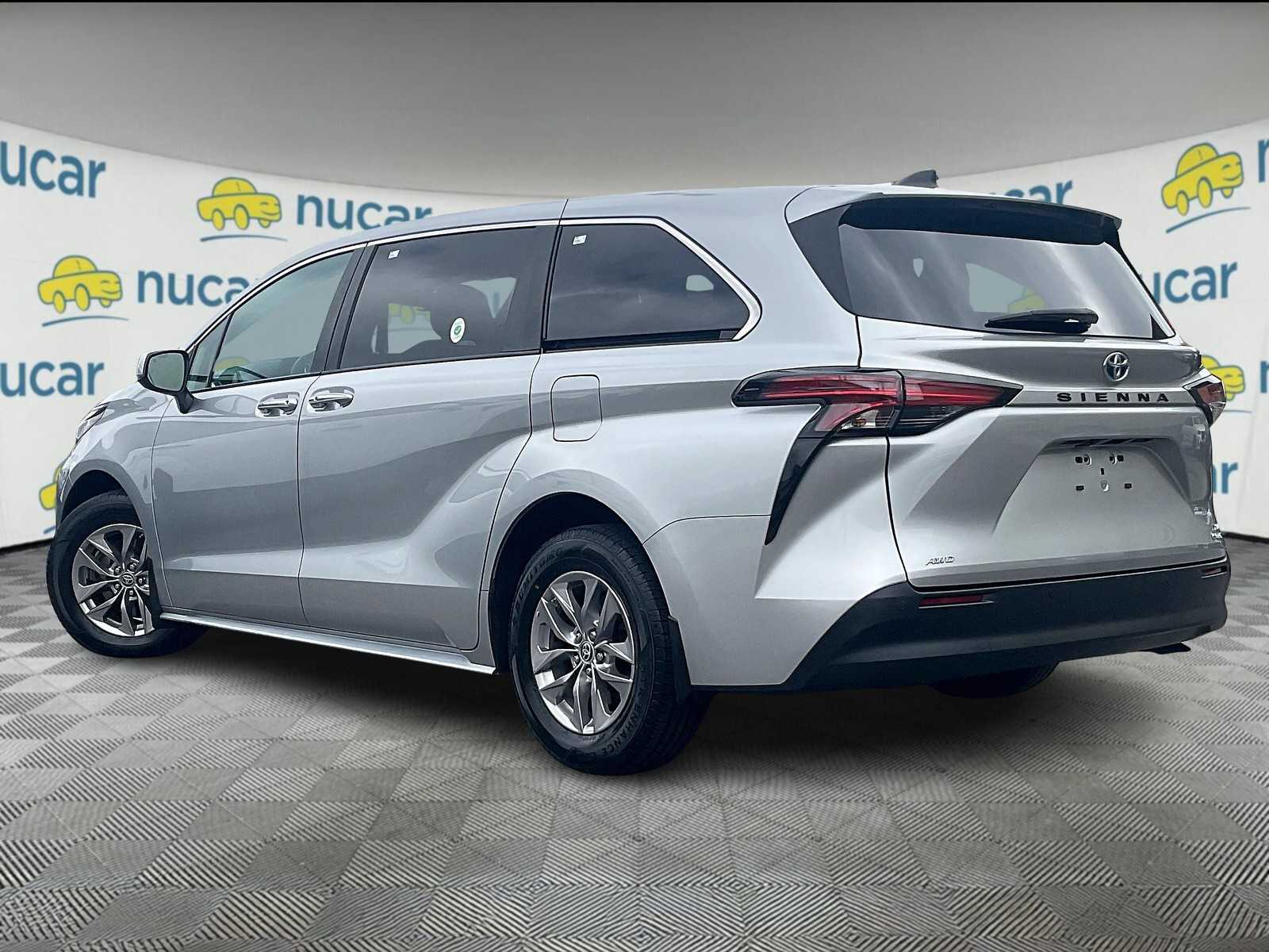 2022 Toyota Sienna XLE photo 4