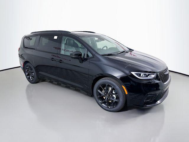 2026 Chrysler Pacifica Limited's photo