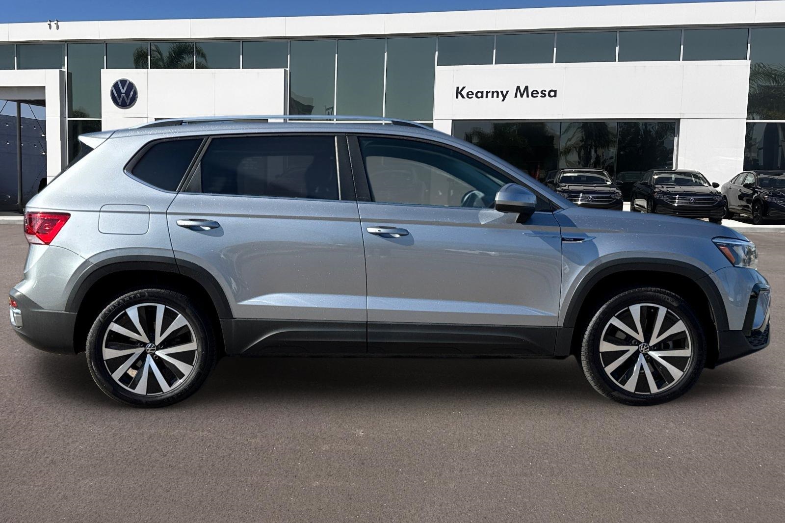 2022 Volkswagen Taos SE photo 3