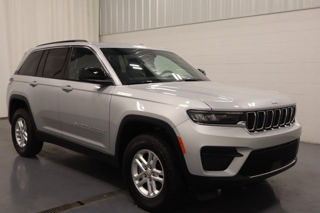 2025 Jeep Grand Cherokee Laredo photo 2