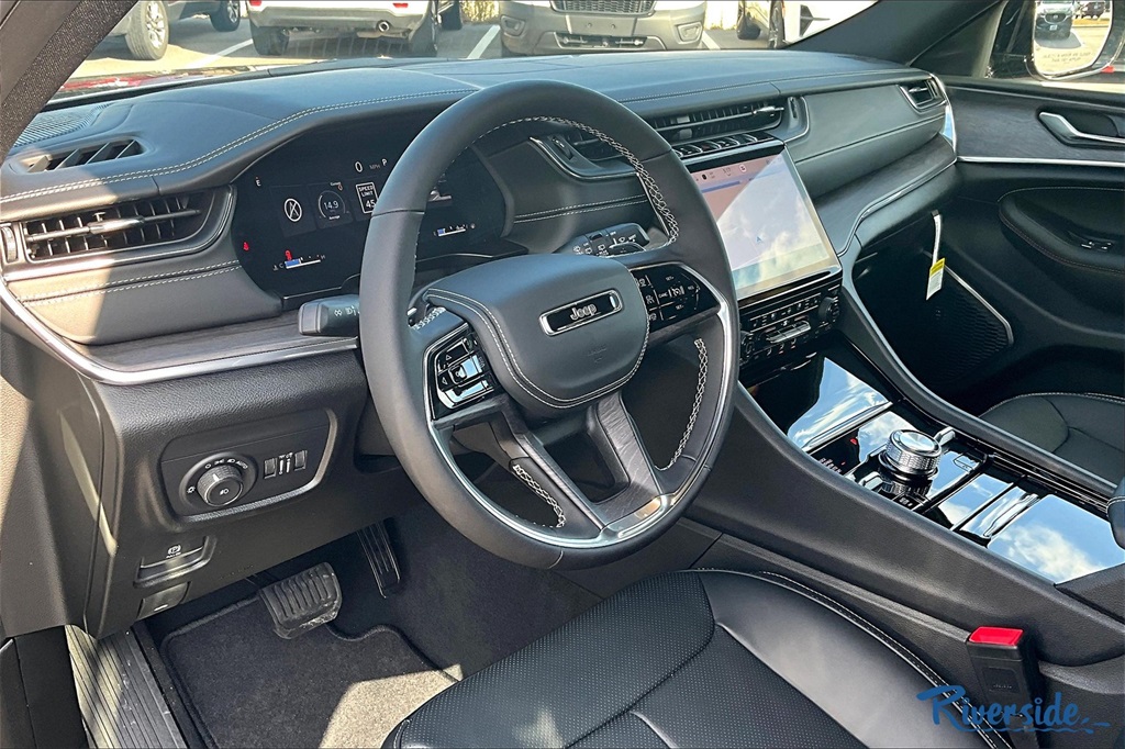2025 Jeep Grand Cherokee Overland photo 6