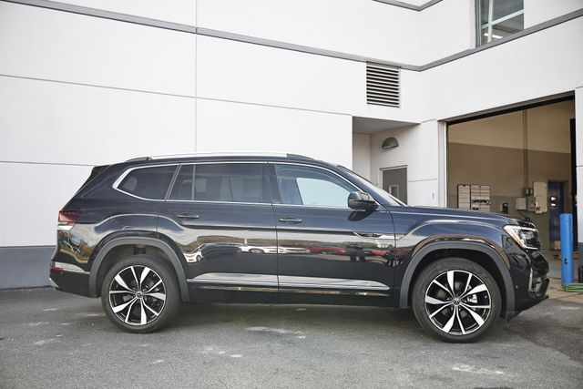 2024 Volkswagen Atlas SEL Premium R-Line photo 2