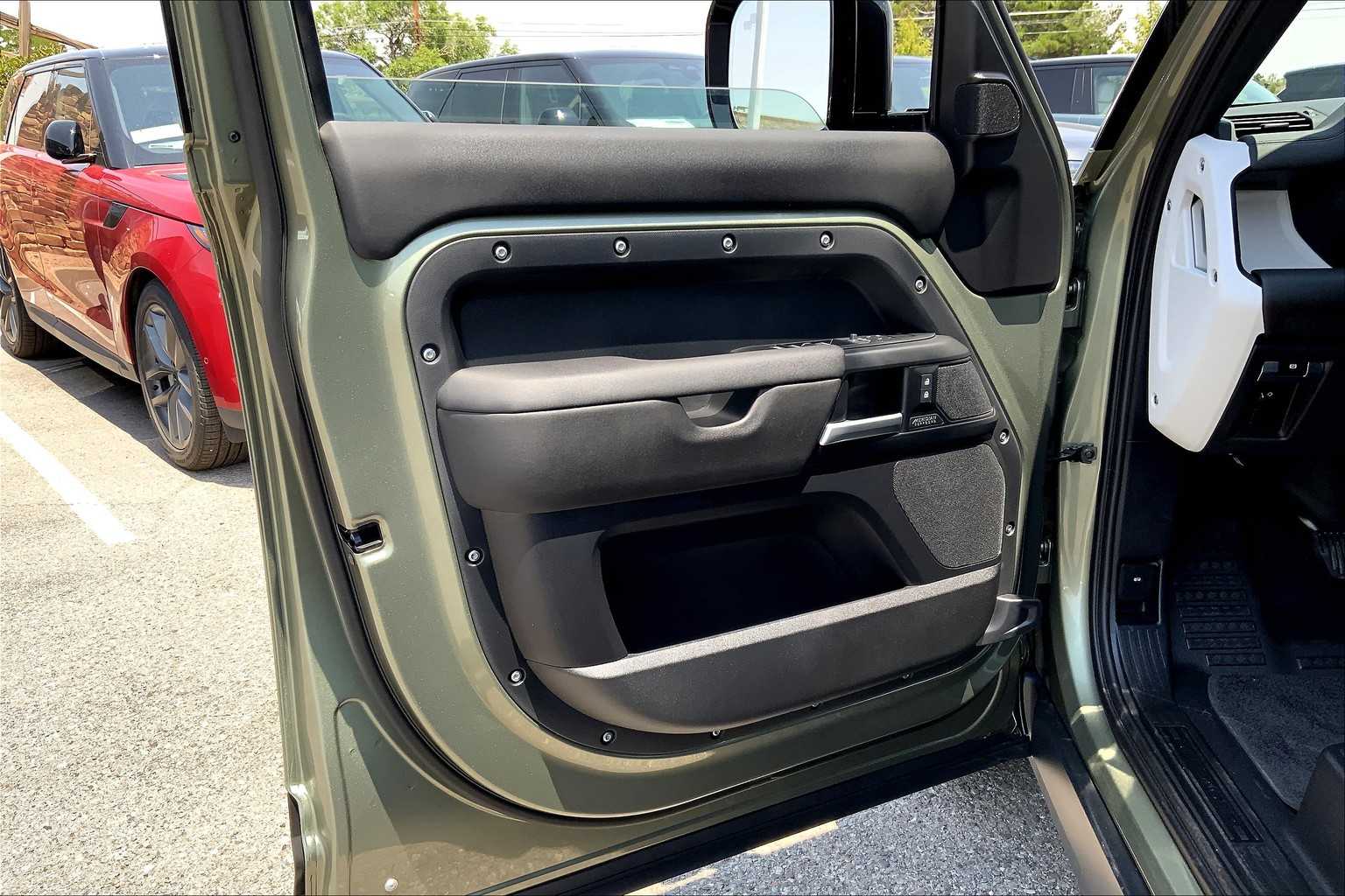 2025 Land Rover Defender X-Dynamic SE photo 10