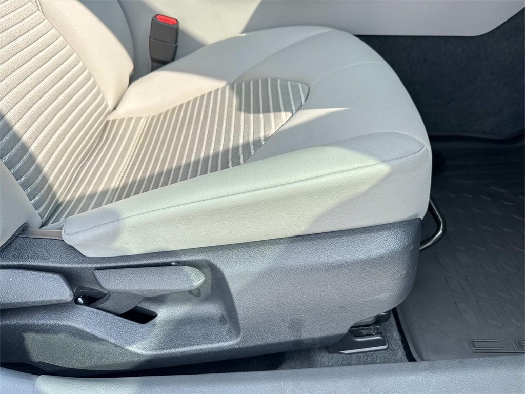 2023 Toyota Camry SE photo 9