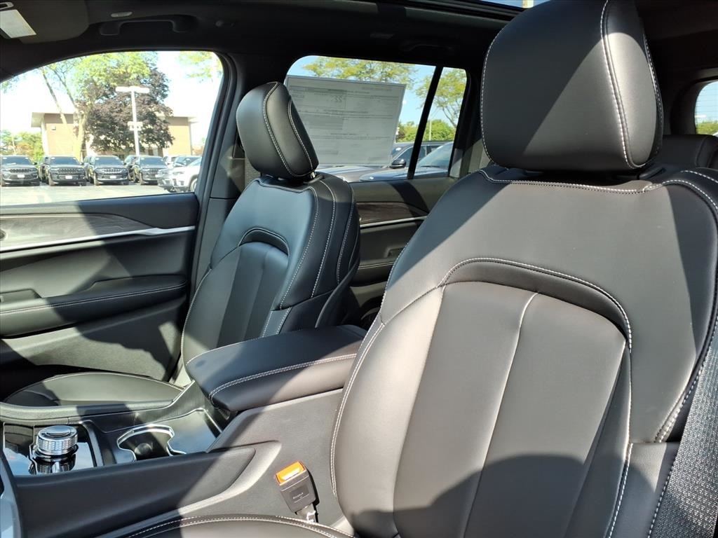2025 Jeep Grand Cherokee Limited photo 3
