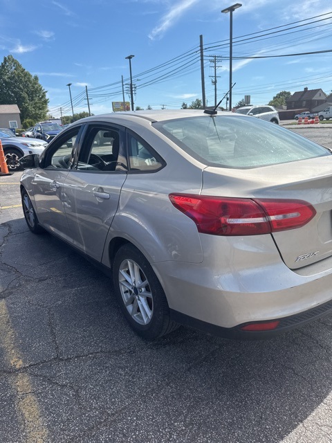 2017 Ford Focus SE photo 2