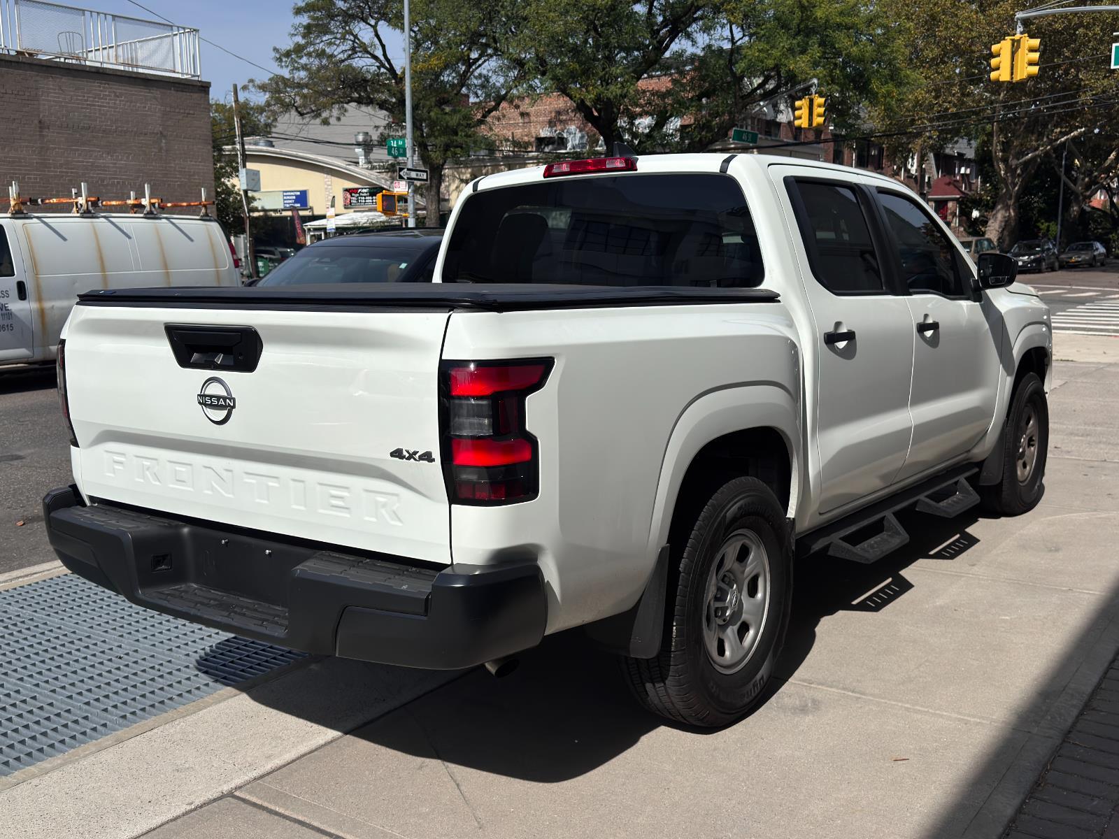 2024 Nissan Frontier SL photo 4