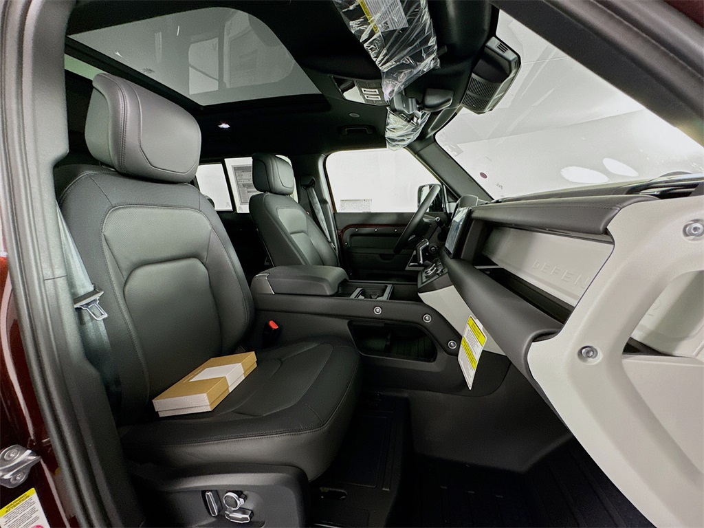 2024 Land Rover Defender 130 X-Dynamic SE photo 25