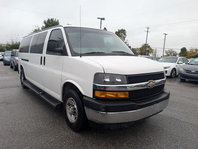 2019 Chevrolet Express Passenger LT's photo