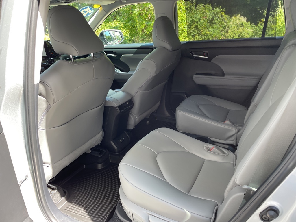 2025 Toyota Highlander Hybrid XLE photo 8
